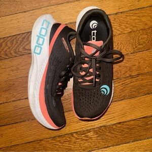 Topo “Specter” Size 7.5 Women